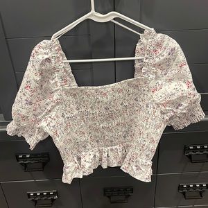 Brand new VICI floral top. Rouching in middle, puffy sleeves, peplum bottom